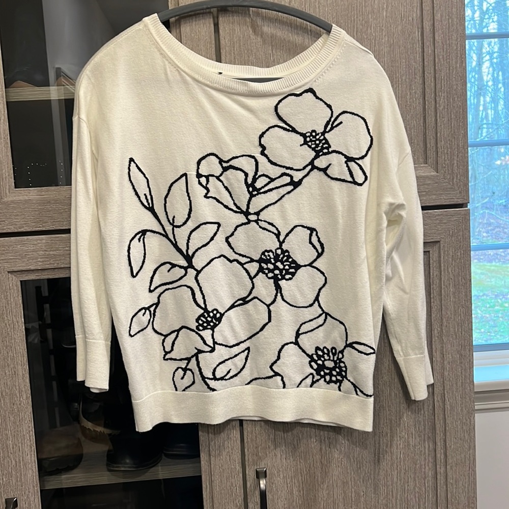 White and black sweater with 3/4 sleeves